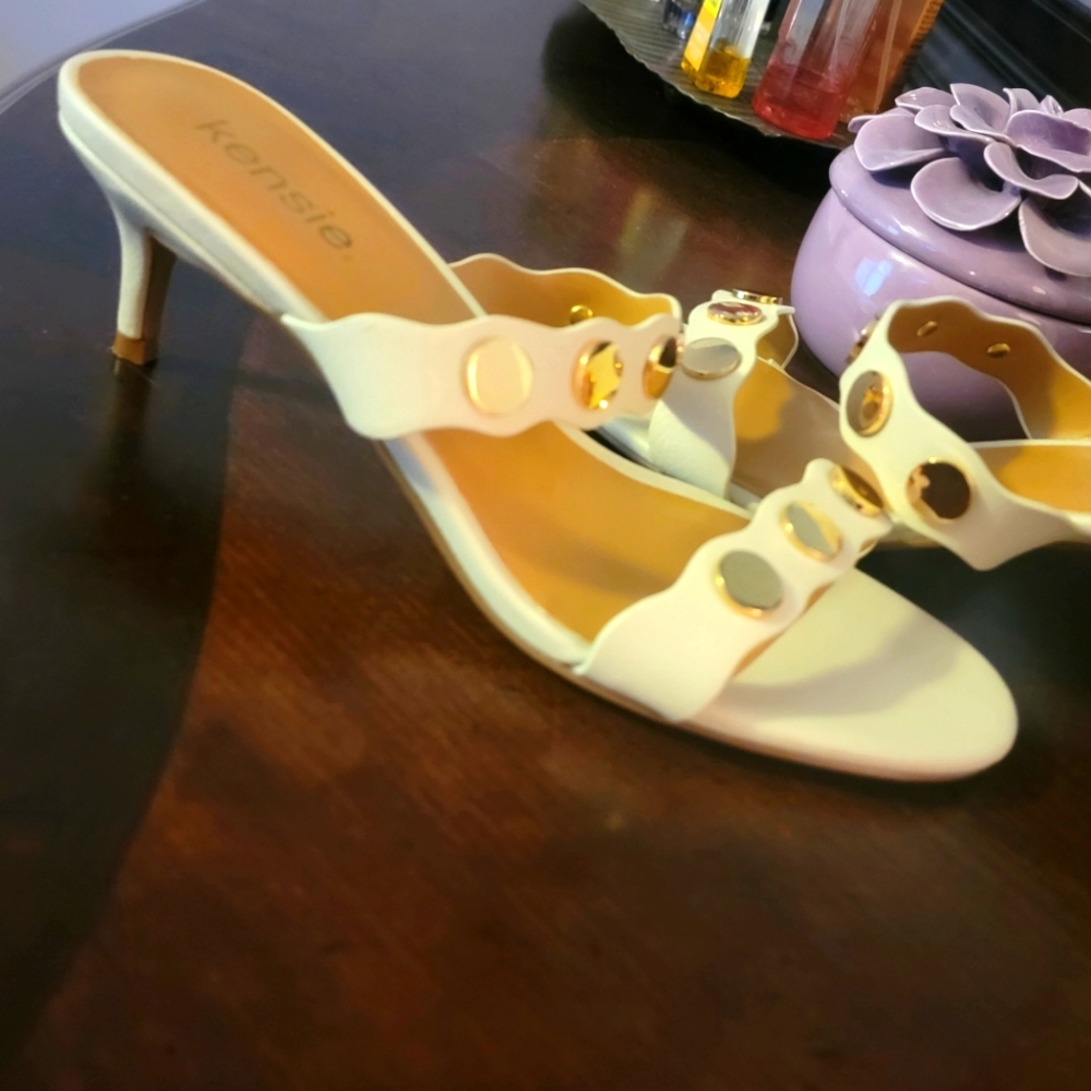 Size 7.5 Kensie slip on sandal